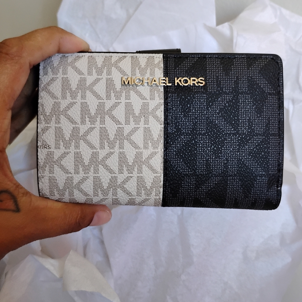 Michael Kors Two-Tone Signature Wallet – Black & Light Gray
